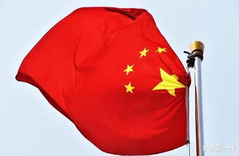 东方第一线 轿车掉入河中近20人跳入水中，砸破车窗，抬车救出4人