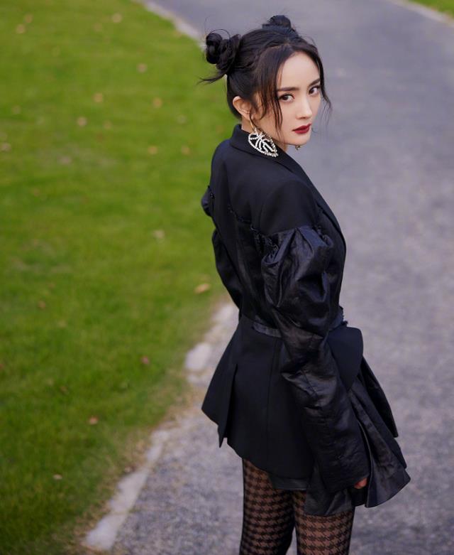 杨幂|杨幂穿黑丝坐凳子，当她腿耷拉着与凳子腿平行，竟分不清谁比谁细