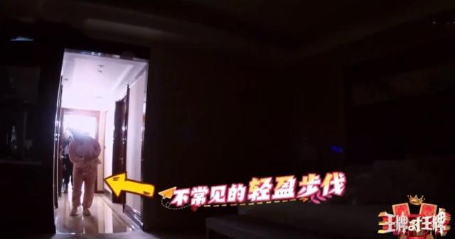 贾玲|贾玲闯入房间,华晨宇来不及收拾,床头“物品”让导演不敢拉近景