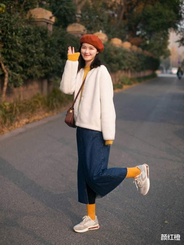 颜红橙|秋季怎么穿出高级感？毛衣外套搭配牛仔半裙减龄俏皮，保暖舒适