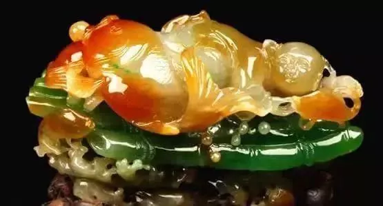 翡翠|大妈戴了款4色玉镯，炫耀说价值300万，行家惊呼：一条“色”得值一个亿。