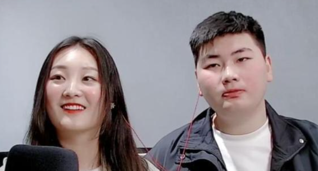 今田美樱|大衣哥离婚风波后首现身，参加商演疑被赶下台？脚步蹒跚让人担忧