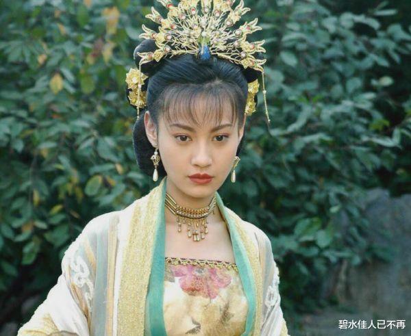钟嘉欣|同是出演“疯批美人”，有人五官乱飞，有人过了16年还是经典