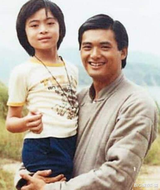 贾晓晨|他被周润发抱着长大，二婚妻子险无法走路，女儿食物中毒