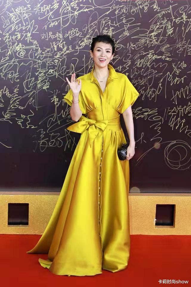卡莉时尚show|章子怡这次有点翻车！穿宫廷风刺绣裙空空荡荡，大领口斜方肌明显