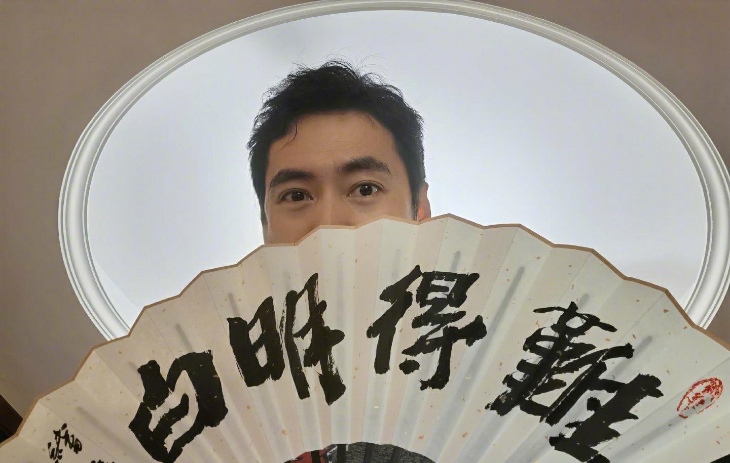 袁弘|袁弘晒“脏脚照”发感慨：天不亮就出门，还得骗她们说出去拍戏了