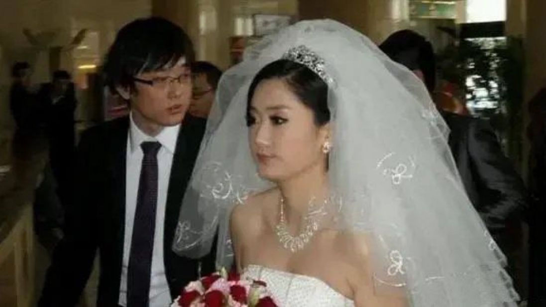 凤凰传奇|凤凰传奇的“清醒”:9次上春晚,五五分账23年,比玖月奇迹高明