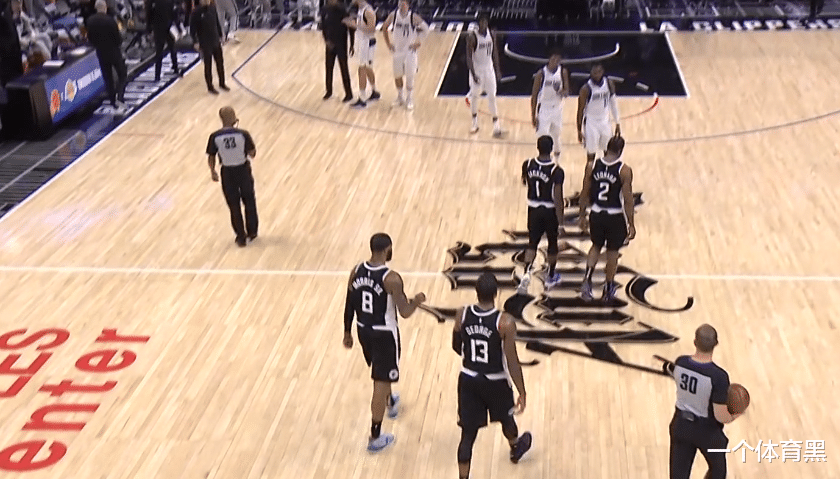 快船队|隆多为何怒视小卡？暂停布置战术，场上4人都不听，快船输得不冤