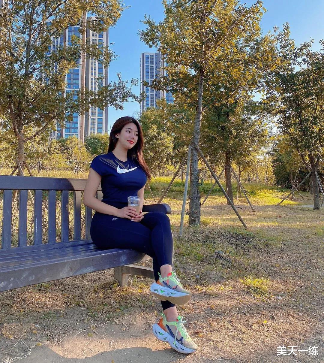 健身 韩国模特晒健身照，身穿包臀裙秀肌肉，网友：不要太撩人