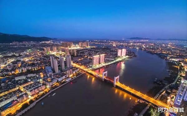 阿力品百城 海南三亚红衣女子跳楼的三种可能性!