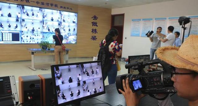 考试|大学女教师下课忘关投影仪，学生看到老师搜索内容，羞愧的低下头