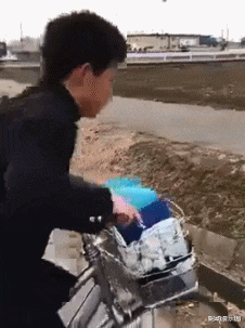 短发 “谁能告诉我这个洞的用处吗？”