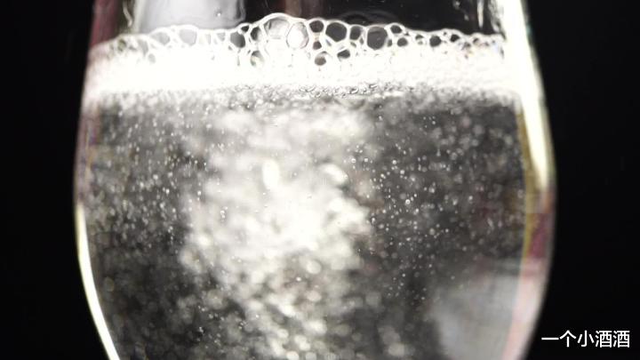贵州茅台 茅台存上几年口感最好?生料带、保鲜膜之下,酒只会越藏越便宜