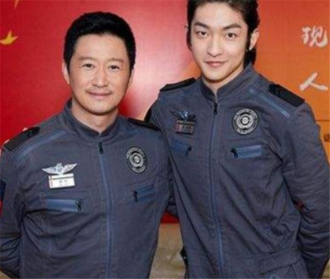 吴京|吴京亲手捧红的“白眼狼”，爆红后竟嘲讽吴京，网友：报应来了！