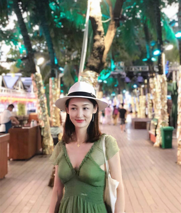 全球时尚号|“乒乓王子”王皓携全家出游，王皓搭配T恤很年轻，妻子一脸幸福