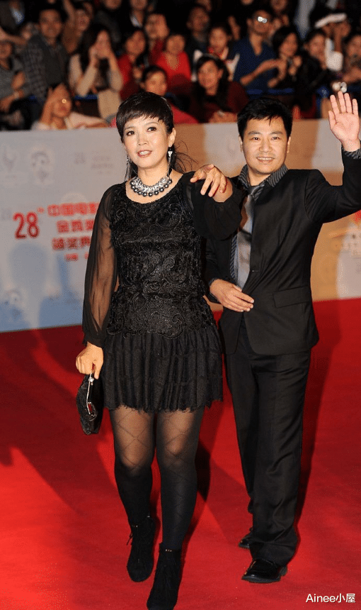 全智贤|吕丽萍真是把自己当小姑娘了，齐刘海还挺显嫩，但肌肉腿抢镜了