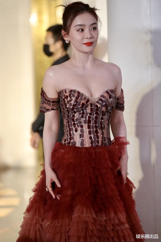 袁姗姗|袁姗姗太会凹造型了，穿露肩装美不胜收，连站姿都与众不同