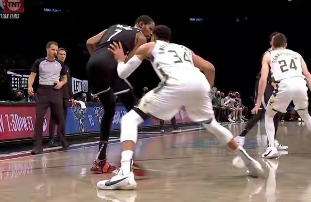 凯文·杜兰特|明明身高臂展弹跳更占优势的字母哥,为何被杜兰特在头上干拔呢?