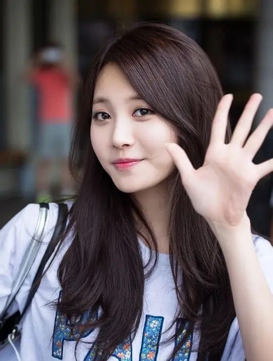 金亚荣|她曾豪砸5亿为腿投保,搀扶老奶奶被讹钱,还被粉丝寄送“刀片”