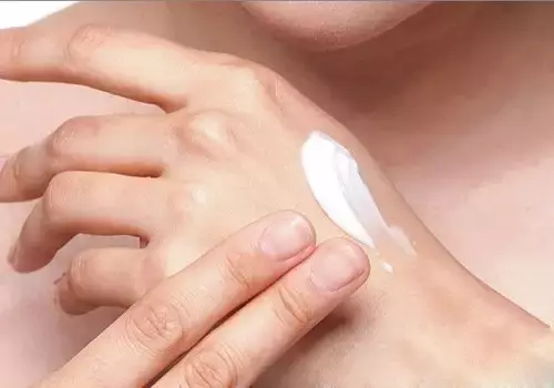 美甲|美甲灯照真的会让手变黑吗？精英美甲培训学校