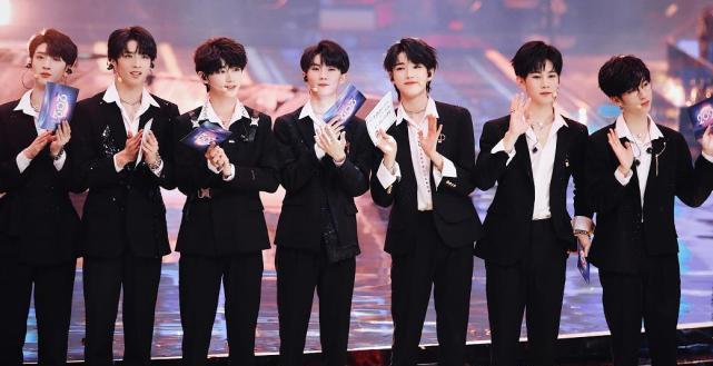 斛珠夫人|宋亚轩严浩翔合照登小说推广页面，文案有点出格，让粉丝无语