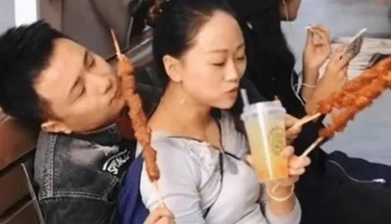 阿娇|“连体夫妻”走红后，无腿丈夫抛弃断臂妻子，如今两人怎样了？