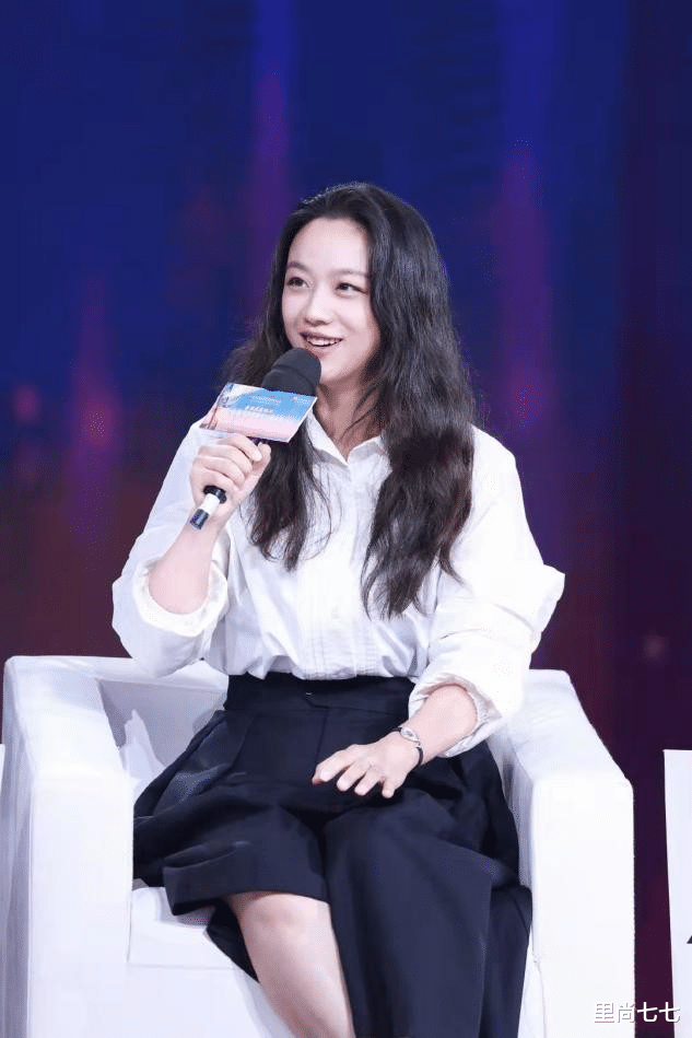 短发 汤唯回国后生活照曝光，5岁女儿拉姥爷散步，剪短发变酷girl超飒