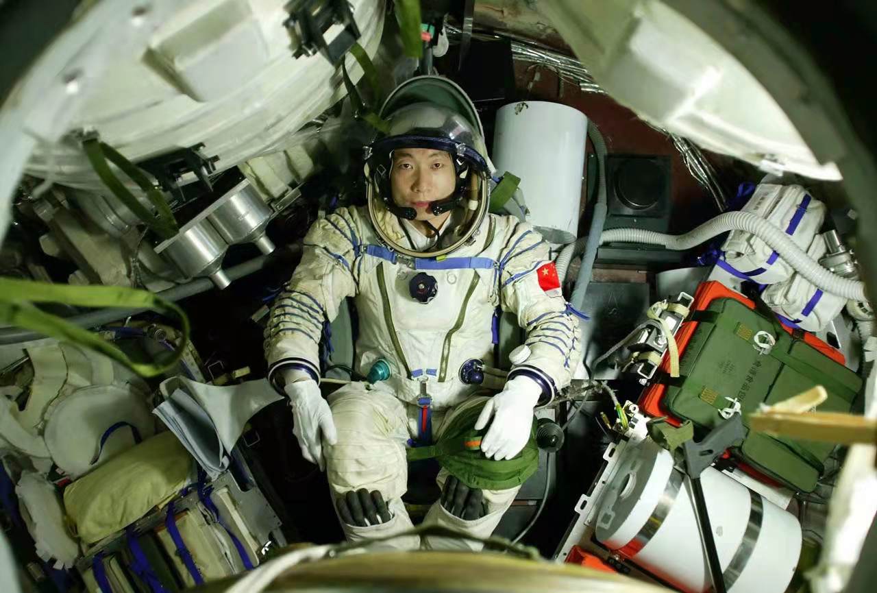 航天员|怕什么？神舟13号航天员进驻空间站，为何携带手枪？谨记苏联教训