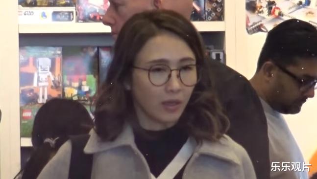 黎姿|黎姿背价值30万奢华包逛街，两名保姆一对一服务，贵气十足