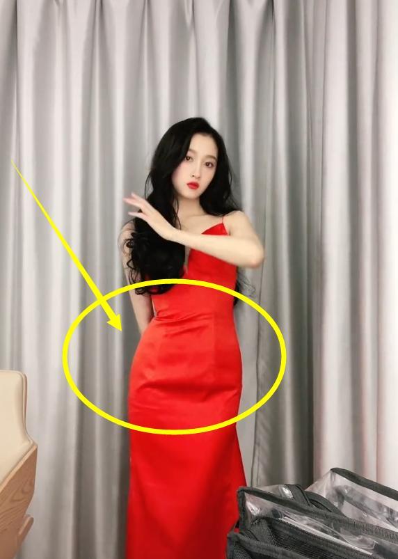 关晓彤|关晓彤跳个舞也要穿紧身裙，看到她来回扭动的胯：说生过仨我都信