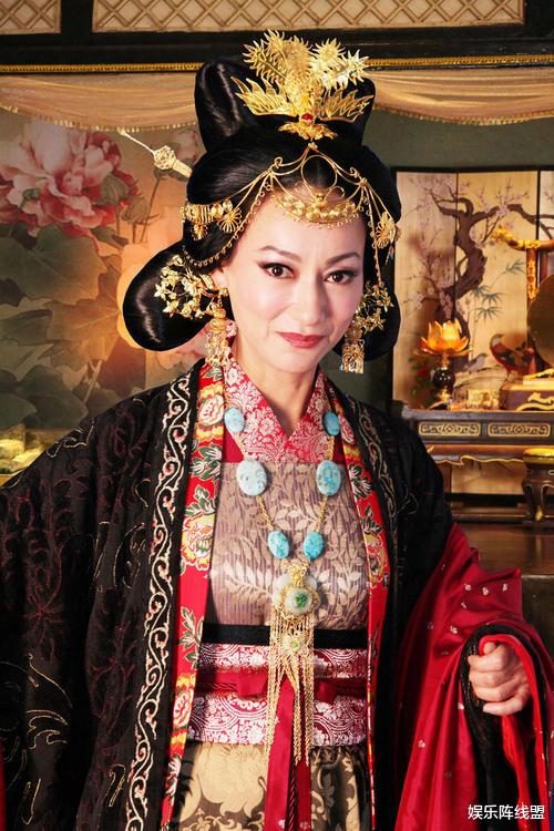 惠英红|惠英红苦难情史：被富二代嫌弃，遭男友背叛，苦等水兵48年仍未婚