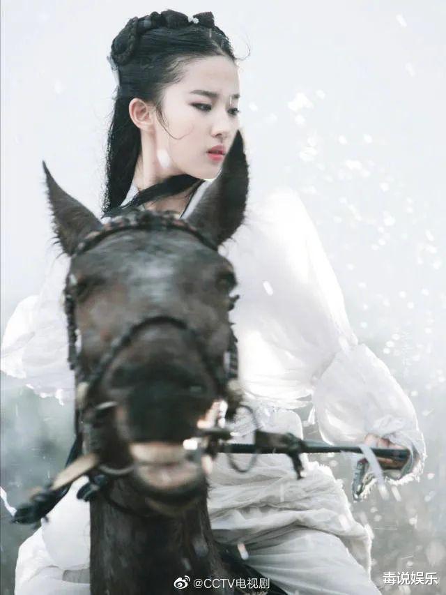 张靓颖|现在明星都不亲自骑马？央视发骑马帅照，刘亦菲张若昀白衣惊艳