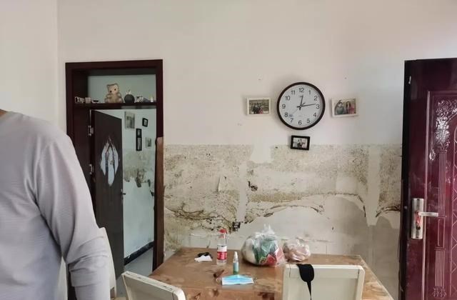 清浅微笑的我|水灾后的村庄已经恢复了往日的宁静，而水淹的痕迹还是清晰可见