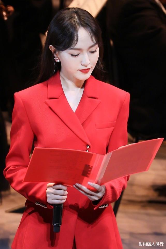 时尚丽人风行|唐嫣终于恢复自己的穿搭风格！一身黑变帅气，却不如她穿央视风美