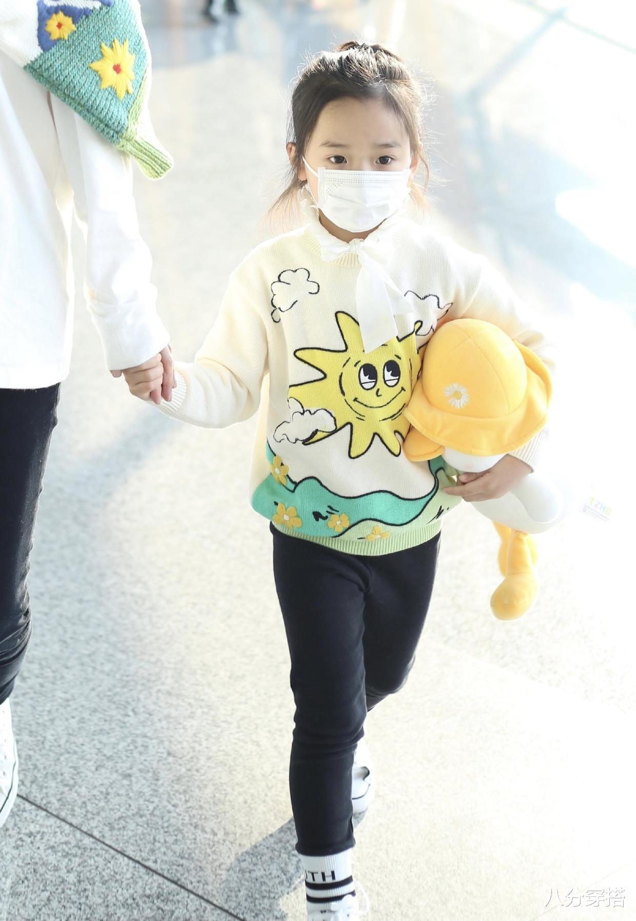 八分穿搭|董璇女儿小酒窝专挑爸妈优点继承，穿印花连帽卫衣俏皮可爱，真甜