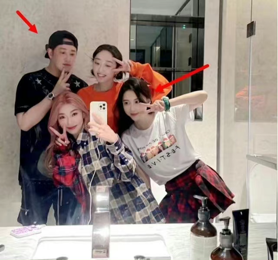 潘玮柏|潘玮柏老婆晒聚会照，让出c位站边缘！现场名媛明星众多人缘好