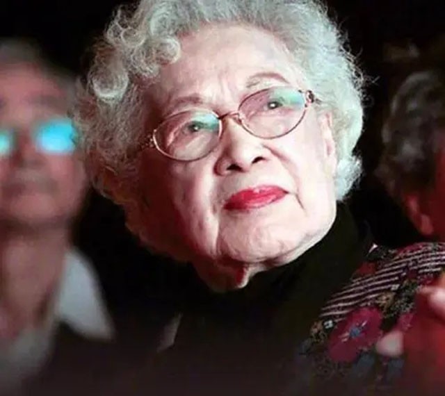 秦怡|1966年秦怡被诊断为肠癌，面对出轨的丈夫苦笑：为了孩子