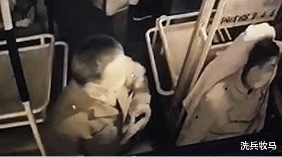到底发生了什么?黑龙江一老汉突然走向驾驶员,抡起小车砸晕司机