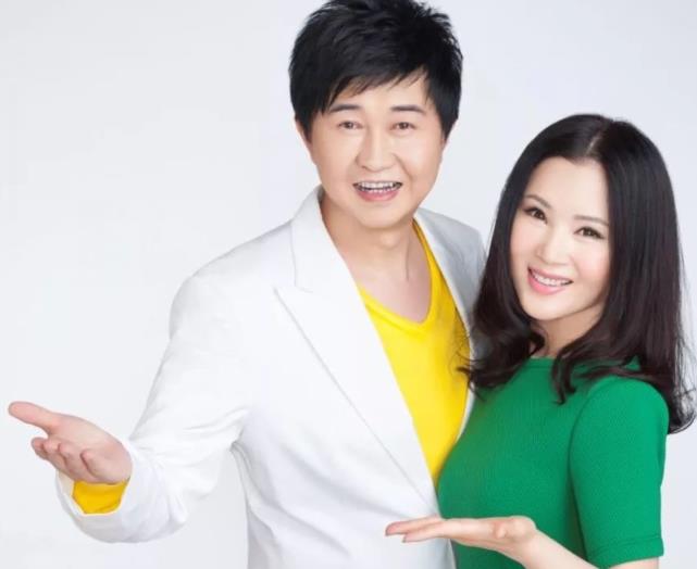 付笛生|付笛生与任静高铁站点餐，吃啥全听老婆的，夫妻俩打扮朴素似路人