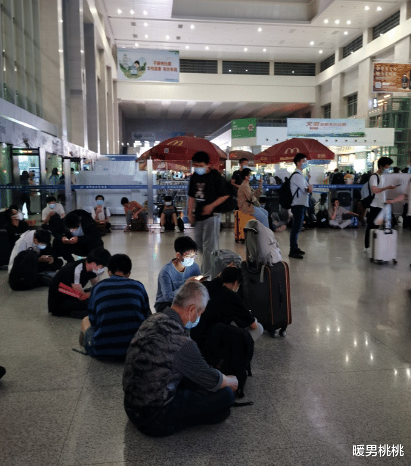 暖男桃桃 网友建议福州南站赶紧拓建,候车厅实在太小了!