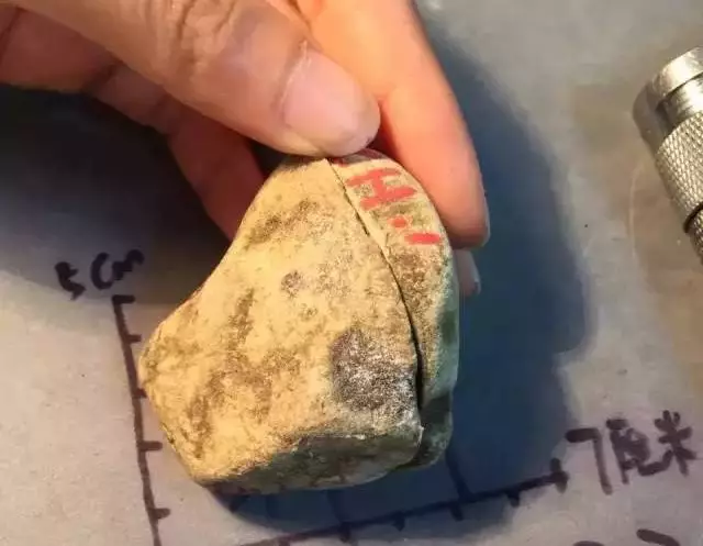 雕刻|在家存放了7年的翡翠原石,经过雕刻后的成品,竟成了抢手货!