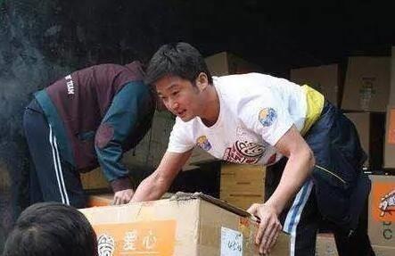 周星驰|为何徐小明的爱国情怀无人质疑，吴京却被人喷贩卖爱国情怀？