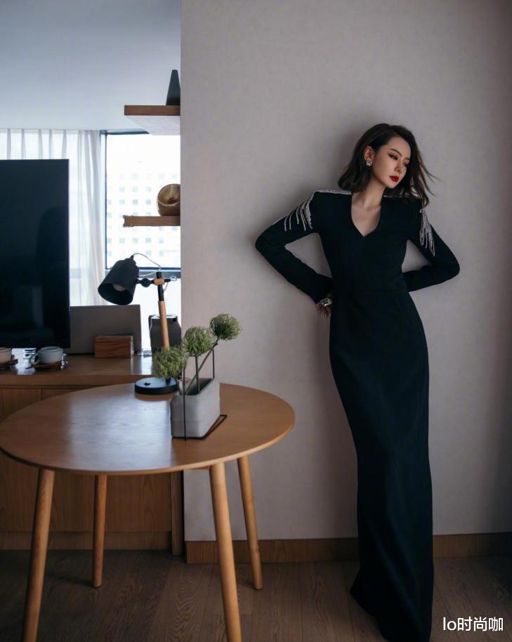 lo时尚咖|戚薇的“暗黑浓妆”太惊艳，穿黑色紧身裙妩媚撩人，气场两米八