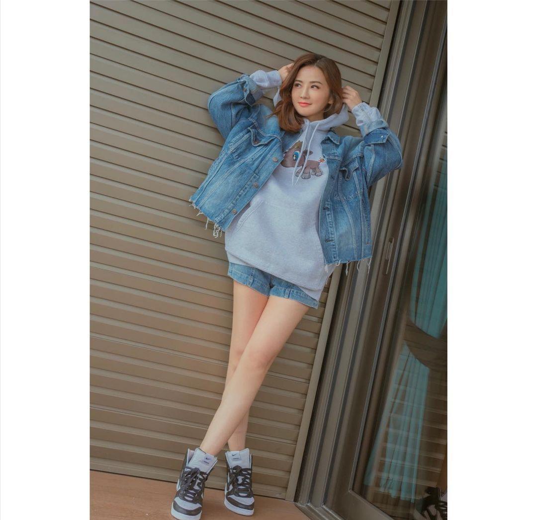 赵本山|38岁的蔡卓妍真是童颜！粉色卫衣嫩成小姑娘，“丝袜腿”十分抢镜