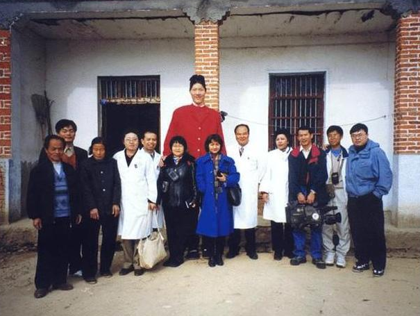  世界第一女巨人：14岁身高2米6，却在18岁猝死，为何至今没有下葬？