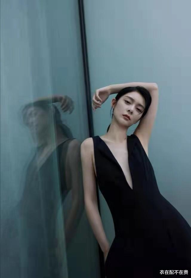 衣在配不在贵 王思聪眼光真好，旗下女艺人穿连体裤秀身材，比例优越穿什么都美