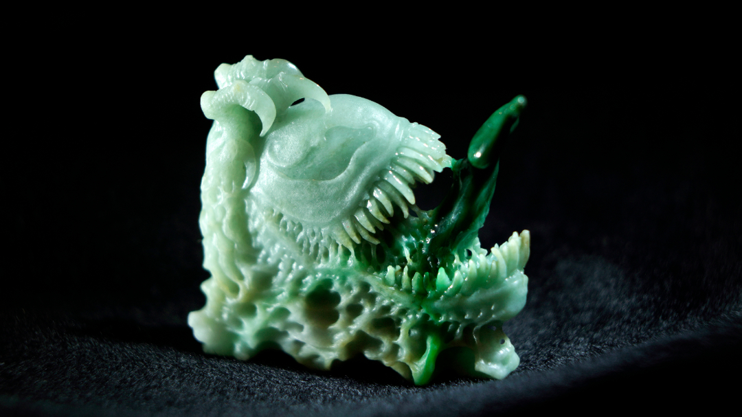 玉雕|【梦幻联动】只会传统题材？玉雕师从翡翠里取出了一只毒液的事…
