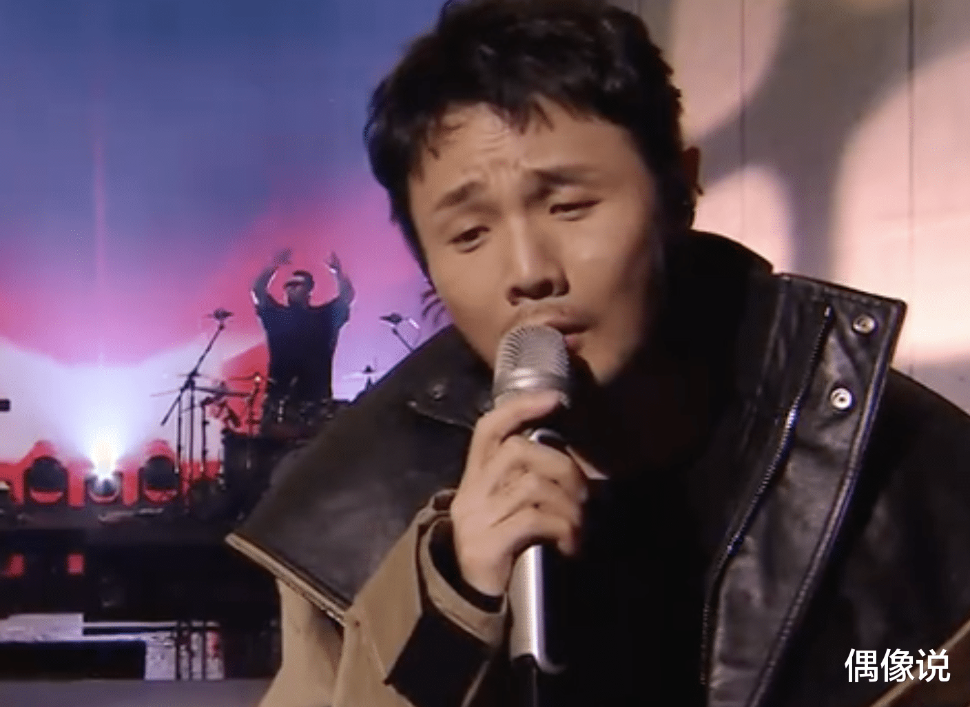 李荣浩|李荣浩双11晚会造型沧桑，满脸胡茬像流浪汉，本尊晒照回应