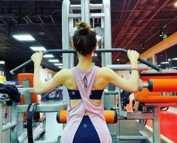 章泽天|章泽天身穿“无痕裤”，双腿就像开了特效一样，网友：我爱了