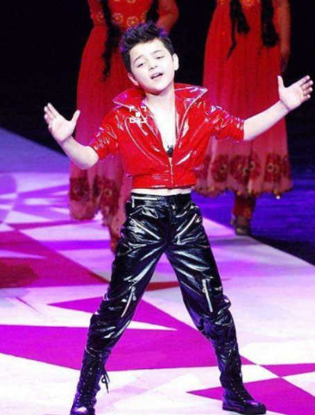 阿尔法|童星阿尔法商演捞金,22岁颜值重回巅峰,满头黑发被质疑戴假发